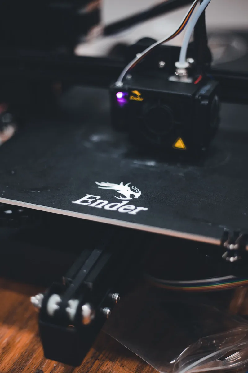 Close-up of an Ender-branded 3D printer hotend and build plate, the kind of direct drive setup used for Ender 3 V3 SE bed leveling